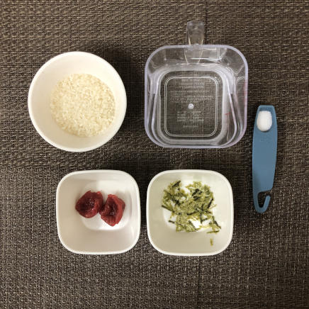 茶碗1杯・1人前の梅粥の材料(米・水・調味梅干・塩・海苔)