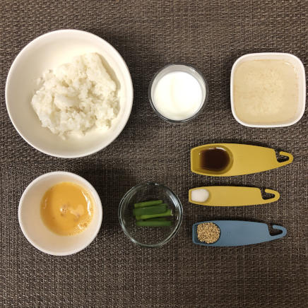 丼1杯分の牛乳雑炊の材料(ご飯・牛乳・かつお昆布だし・塩・めんつゆ・小ネギ・ごま、卵)