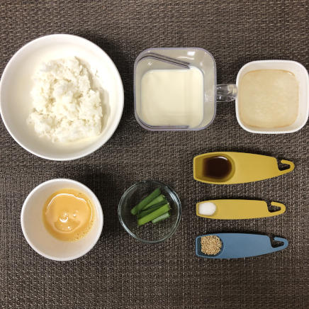 丼1杯・1人前の豆乳雑炊の材料(ご飯・豆乳・かつお昆布だし・塩・めんつゆ・小ネギ・ごま、卵)