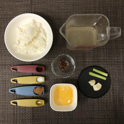 丼1杯分のにんにく雑炊の材料((1人前のにんにく雑炊の材料) ご飯・かつお昆布だし・にんにく・塩・味噌・唐辛子・醤油・みりん・小ネギ・卵)
