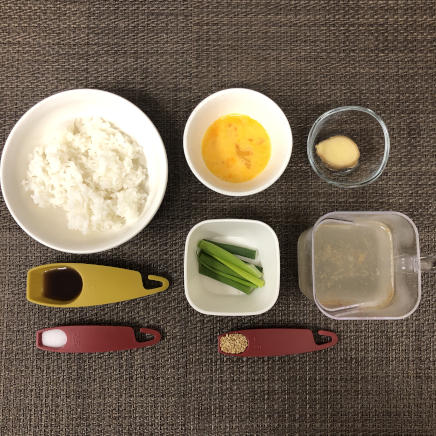 丼1杯・1人前の生姜雑炊の材料(ご飯・かつお昆布だし・生姜・塩・めんつゆ・小ネギ・ごま・卵)