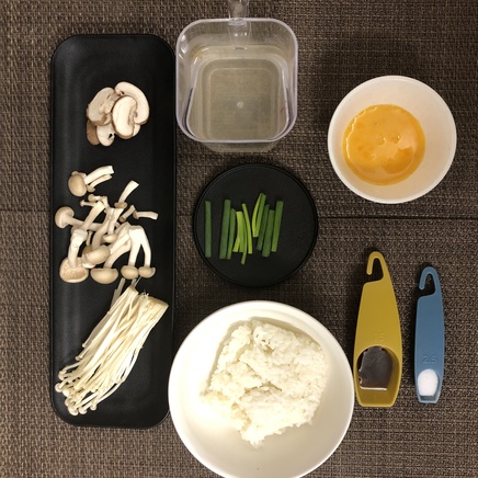 丼1杯・1人前のきのこ雑炊の材料(ご飯・かつお昆布だし・塩・めんつゆ・えのき・しめじ・しいたけ・卵・小ネギ)