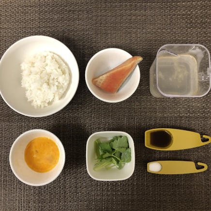 丼1杯・1人前の鮭雑炊の材料(ご飯・かつお昆布だし・鮭・めんつゆ・塩・糸三つ葉・卵)