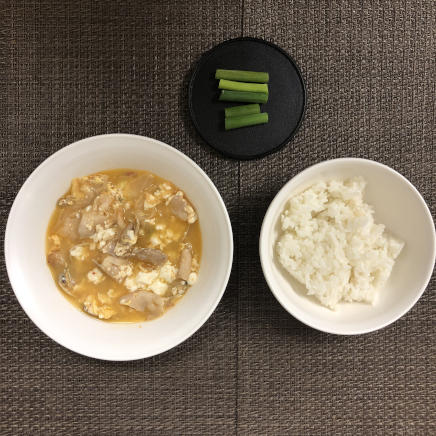 丼1杯・1人前のスンドゥブ雑炊の材料(ご飯・スンドゥブチゲ・小ネギ)