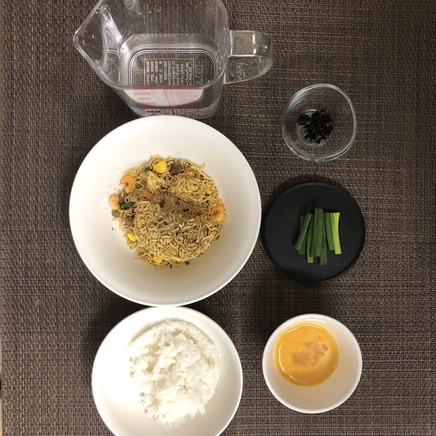 丼1杯・1人前のラーメン雑炊の材料(ご飯・カップラーメン・水・卵・小ねぎ・乾燥わかめ)
