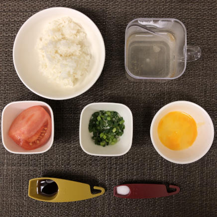丼1杯・1人前のトマト雑炊の材料(ご飯・かつお昆布だし・トマト・塩・めんつゆ・小ネギ・卵)