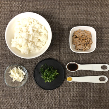 茶碗1杯・1人前の納豆チーズご飯の材料(ご飯・納豆・醤油・からし・プロセスチーズ・小ネギ)
