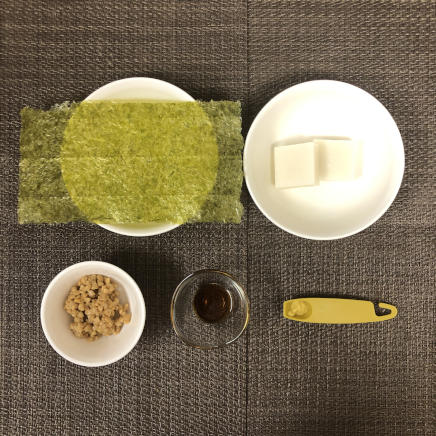 1個分の納豆餅に使った材料（納豆・餅・醤油・からし・海苔）