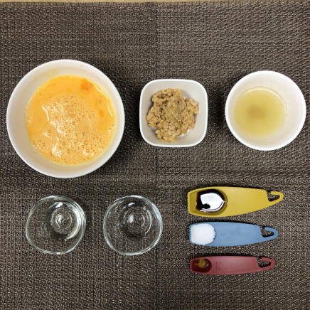 大皿1皿・1人前の納豆入り卵焼きに使った材料（卵・ひきわり納豆・砂糖・みりん・醤油・からし・かつお昆布だし・サラダ油）