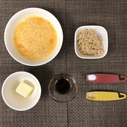 大皿1皿・1人前の納豆オムレツに使った材料（ひきわり納豆・卵・塩・こしょう・バター・醤油）