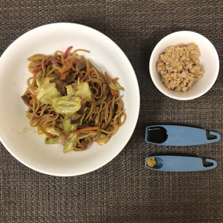 大皿1皿・1人前の納豆焼きそばに使った材料(納豆・焼きそば・薄口醬油・からし)