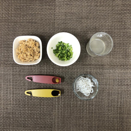 小皿1皿・1人前のしらす納豆に使った材料(納豆・醤油・からし・小ネギ・かつおだし・釜揚げしらす)