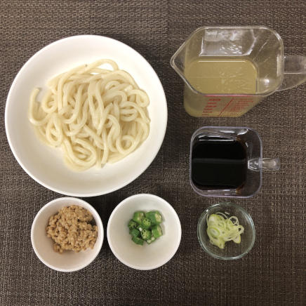 大丼1杯・1人前の納豆オクラうどんに使った材料(オクラ・納豆・ネギ・うどん・めんつゆ・かつお昆布だし)