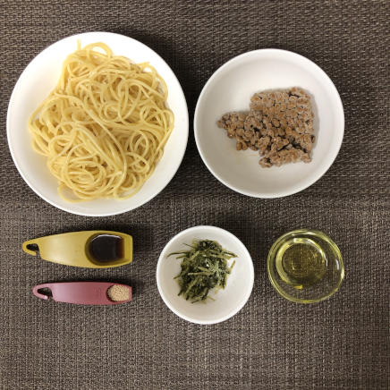 大皿1皿・1人前の納豆パスタの材料(パスタ・納豆・海苔・めんつゆ・風味調味料・オリーブオイル)