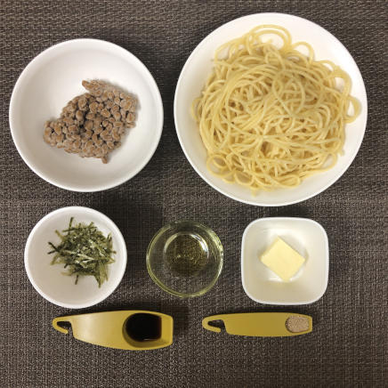 大皿1皿・1人前の納豆バター醤油パスタの材料(パスタ・納豆・海苔・醤油・風味調味料・オリーブオイル・バター)