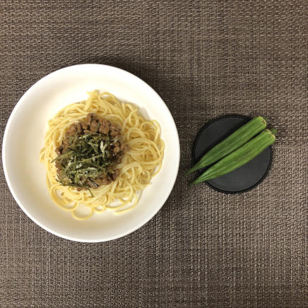 大皿1皿・1人前の納豆オクラパスタの材料(納豆パスタ・オクラ)