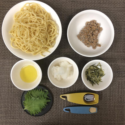 大皿1皿分の納豆大根おろしパスタの材料(パスタ・納豆・海苔・大葉・大根おろし・めんつゆ・風味調味料・オリーブオイル)