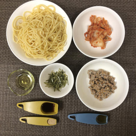 大皿1皿・1人前の納豆キムチパスタの材料(パスタ・納豆・海苔・キムチ・めんつゆ・風味調味料・オリーブオイル・ごま油)