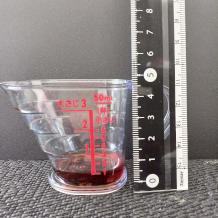 横から見た小匙1（6g)のめんつゆ