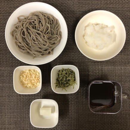 丼1杯・1人前のおろしそばの材料(大根おろし・そば・めんつゆ・ネギ・海苔・揚げ玉)