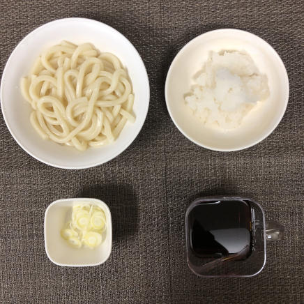 丼1杯・1人前のおろしうどんの材料(大根おろし・うどん・めんつゆ・ネギ)