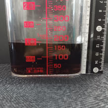 横から見た175gのめんつゆ