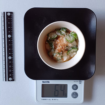 小鉢に盛付けたオクラ長芋 64g