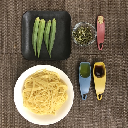 大皿1皿分のオクラのパスタの材料(パスタ・オクラ・海苔・めんつゆ・風味調味料・オリーブオイル)