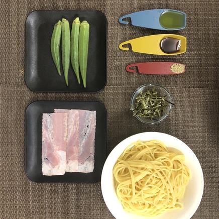 大皿1皿分のオクラとベーコンのパスタの材料(パスタ・オクラ・ベーコン・海苔・めんつゆ・風味調味料・オリーブオイル)