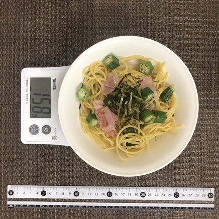 中皿1皿分のオクラとベーコンのパスタ