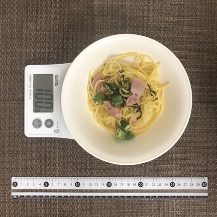 100g分のオクラとベーコンのパスタ