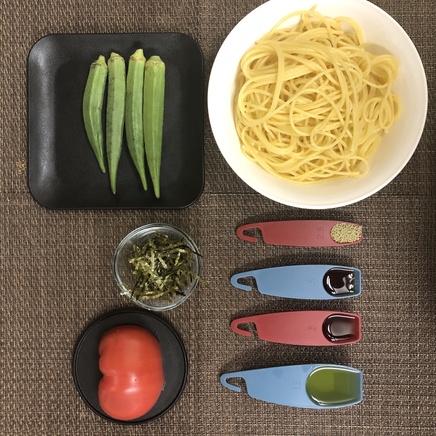 大皿1皿分のオクラトマトパスタの材料（パスタ・オクラ・トマト・海苔・めんつゆ・ポン酢・風味調味料・オリーブオイル）