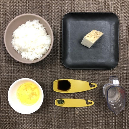 丼1杯分のとろろご飯に使った材料（長芋・かつお昆布だし・醤油・卵・ご飯・青海苔）