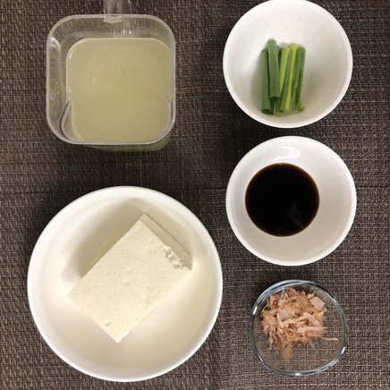 中椀1杯・1人前の湯豆腐の材料(木綿豆腐・削り節・小ネギ・醤油・昆布だし)