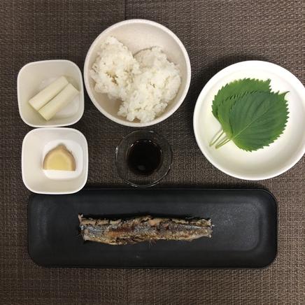 1膳分のさんまご飯に使った材料(さんまの塩焼き・生姜・大葉・長ネギ・醤油・ご飯)