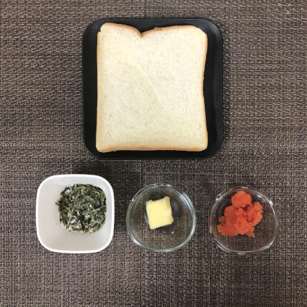 トースト1枚分のたらこトーストに使った材料(たらこ・バター・食パン・海苔)