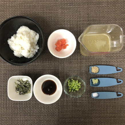 茶碗1杯・1人前のたらこ茶漬けに使った材料(たらこ・ご飯・かつお昆布だし・醤油・塩・海苔・練りわさび・炒りごま・小ネギ)