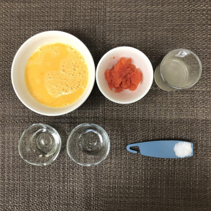 中皿1皿・1人前のたらこ卵焼きに使った材料(卵・たらこ・砂糖・みりん・かつお昆布だし・サラダ油)