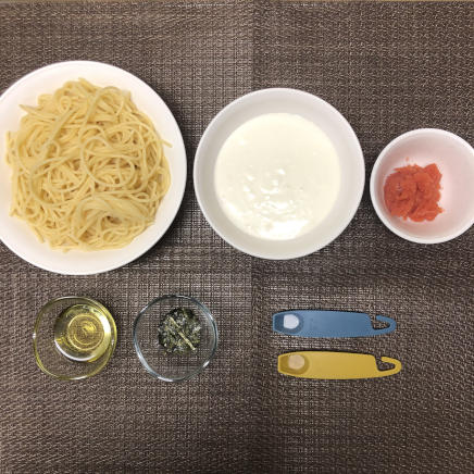 大皿1杯・1人前のたらこクリームパスタに使った材料(たらこ・ホワイトソース・パスタ・オリーブオイル・海苔・塩・こしょう)