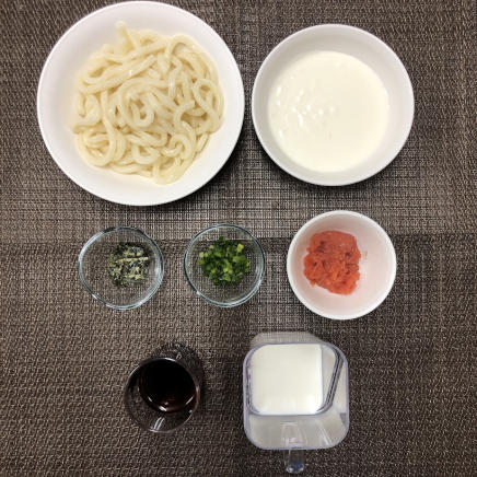 大皿1杯・1人前のたらこクリームうどんに使った材料(たらこ・ホワイトソース・うどん・めんつゆ・牛乳・海苔・小ネギ)