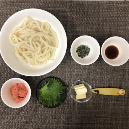 大皿1杯・1人前のたらこバターうどんに使った材料(たらこ・バター・にんにく・大葉・海苔・うどん・醤油)