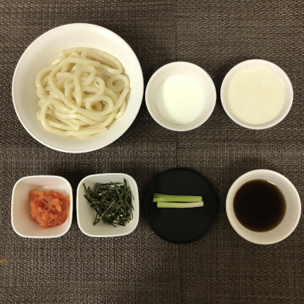 大皿1皿・1人前の明太子クリームうどんに使った材料(明太子・ホワイトソース・うどん・めんつゆ・牛乳・小ネギ・海苔)