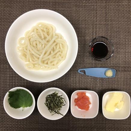 丼1杯・1人前の明太子バターうどんに使った材料（明太子・うどん・バター・醤油・にんにく・大葉・海苔）