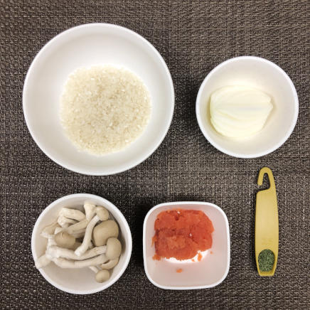 大皿1皿・1人前の明太子リゾットに使った材料(米・明太子・玉ねぎ・しめじ・パセリ)