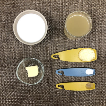 大皿1皿・1人前の明太子リゾットに使った材料と調味料(塩・こしょう・洋風だし・牛乳・バター・パルメザン)