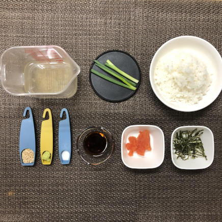 1膳分の明太子茶漬けに使った材料(ご飯・かつお昆布だし・醤油・塩・海苔・練りわさび・炒りごま・小ネギ・明太子)