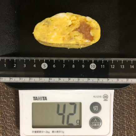 ひと切れ(1/4本の断面)の明太子卵焼き 42g