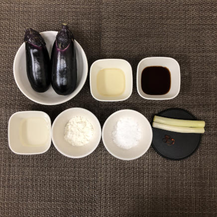 なすの南蛮漬けの材料（なす・酢・醤油・みりん・砂糖・唐辛子・ネギ・小麦粉）