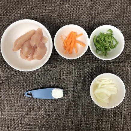 小皿1杯・1人前のささみの南蛮漬けに使った材料(ささみ・人参・ピーマン・玉ねぎ・小麦粉)