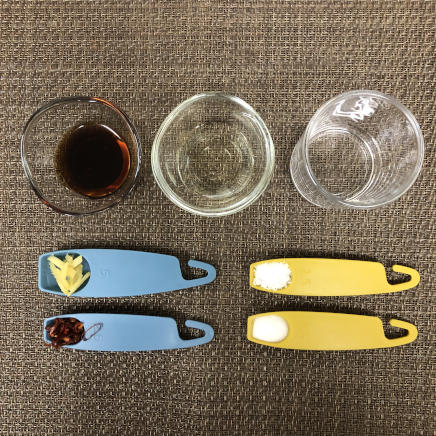 小皿1杯・1人前のささみの南蛮漬けに使った調味料(醤油・酢・砂糖・生姜・唐辛子・塩・水)